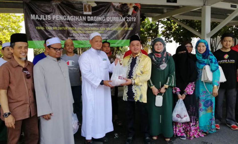 砂经济发展局主席丹斯里阿都阿兹（左四）分派牛肉予受惠者。