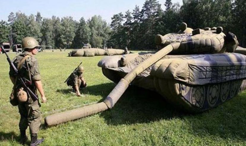 俄军充气坦克想欺敌结果炮口直接软掉。