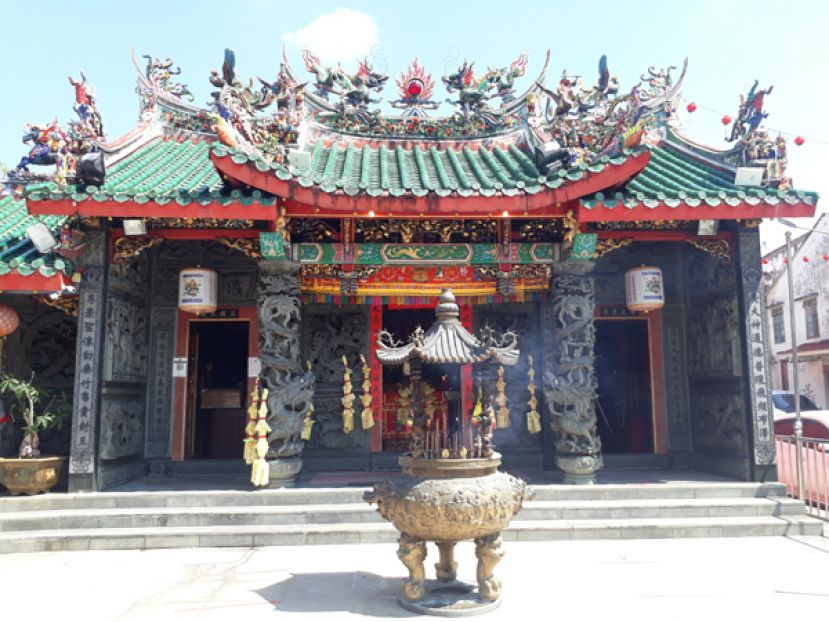 古晋花香街凤山寺。