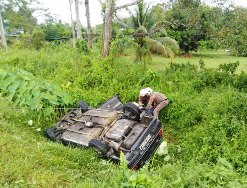 车子翻覆在宋溪美禄福民路草丛。