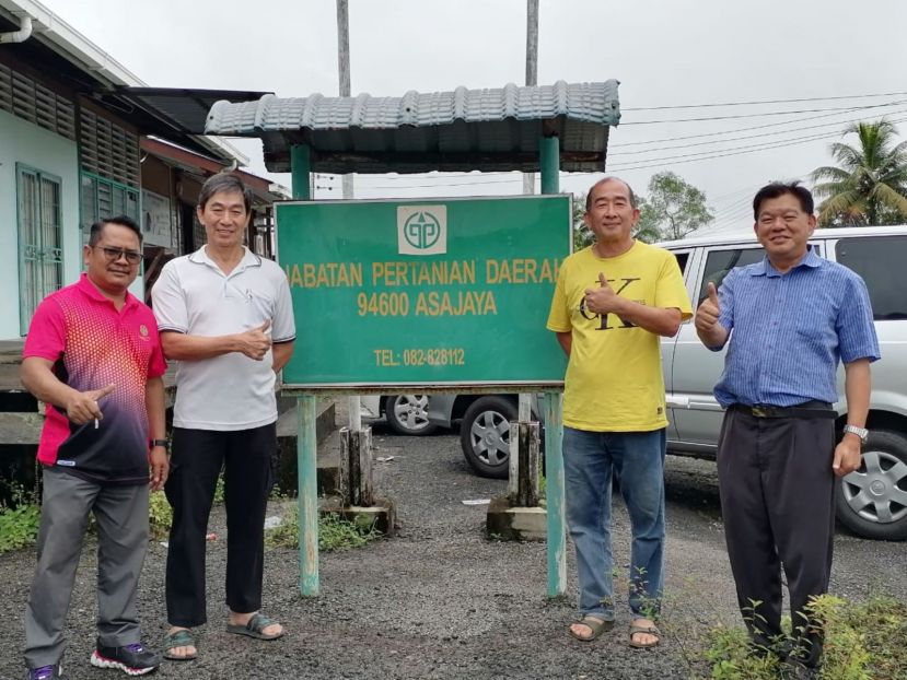 甲必丹陈伟勤（左2）与俩民众陈中兴（右起）、叶伟华在阿莎再也农业局前合影；左为官员拉哈。