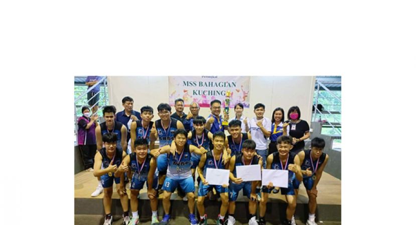 古晋四中篮球队首次荣获2022年古晋省学联赛第一座&ldquo;冠军杯&rdquo;，官晨阳校长与该校教练、领队老师及球  员们开心从颁奖嘉宾省教育局代表接过这历史性&ldquo;冠军杯&rdquo;，也为四中篮球队创下辉煌纪录！