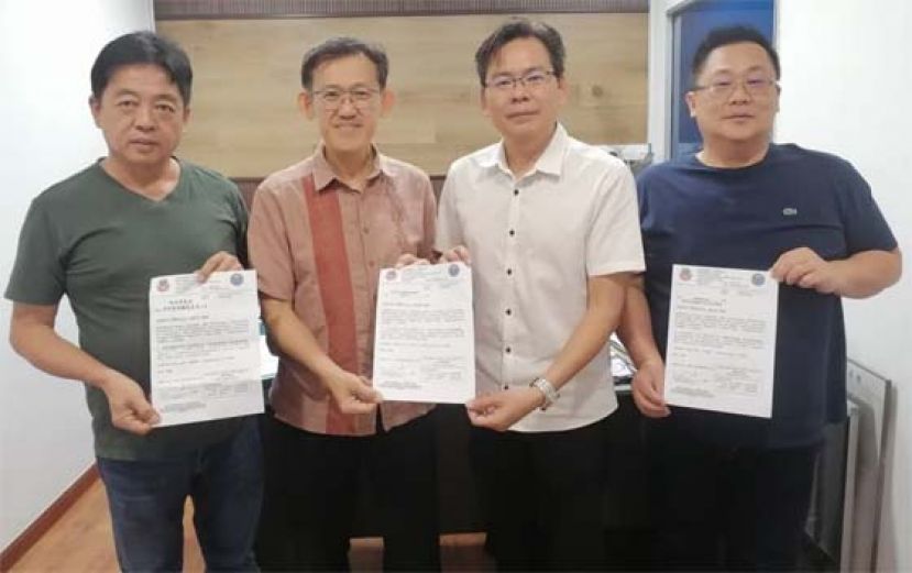 甲必丹郭贵华（右2）移交宋庆海国民小学校友返校千人晚宴邀请函予薛华东（左2）、许义华（左）及张荣华（右）。