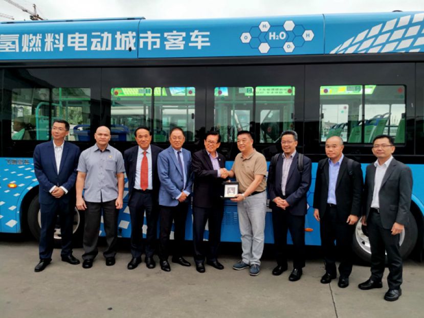 拿督李景胜（左五）赠送纪念品予中国佛山市飞驰汽车制造有限公司总经理江勇（右四）。