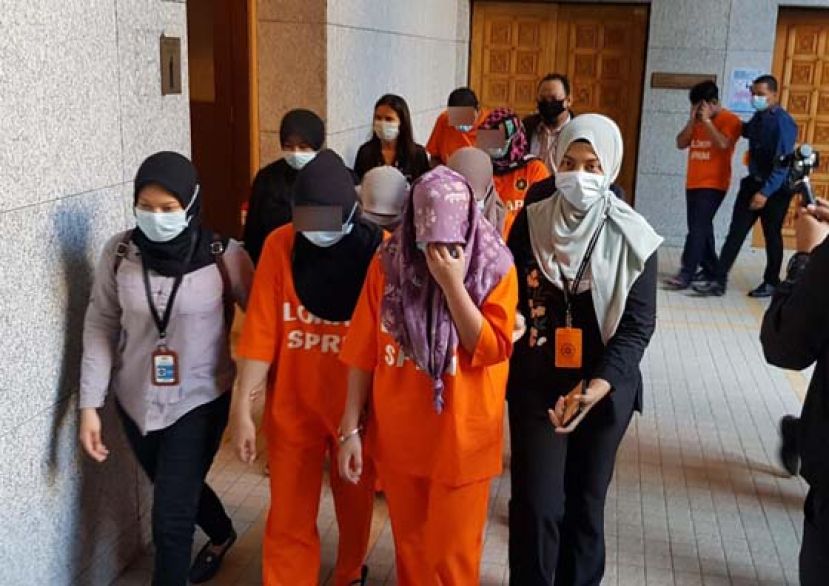 涉嫌电子采购贪污，9人（身穿橙色扣留服）包括5名公务员，周五被延扣6天助查。