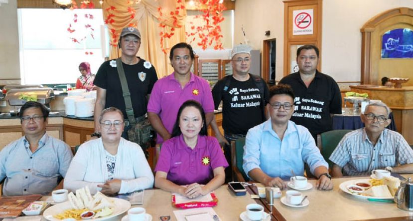  砂革新党新闻发布会。前排左起是革新党副秘书张光锦、党员孟沙苏海里、主席徐丽娜、砂自由行动成员陈东漳、革新党员黄国华；后排左起是砂卫士团队会长吴东声、革新党秘书张永通、砂独联盟创办人房保德、成员吴明强。