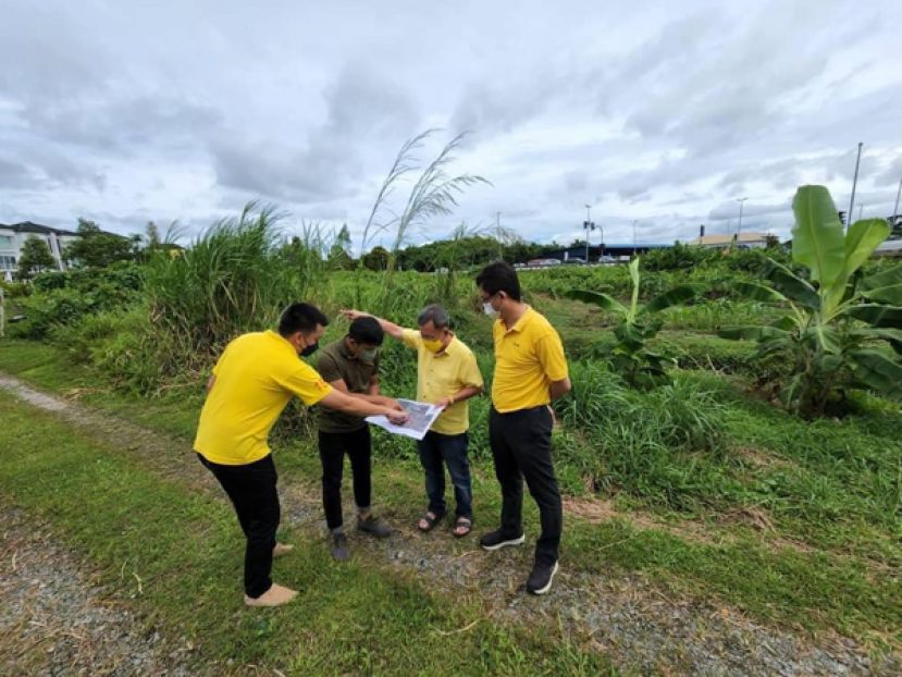 拿督斯里沈桂贤（右二）听取巴达旺市议会工程师哈兹旺（右三）的汇报。