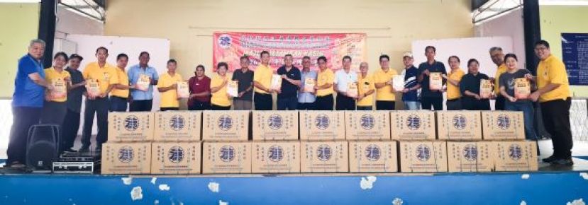 紫辉阁阁长蔡岷谷（右十一）、阿莎再也区佈施大会主宾天猛公刘石星之代表本曼查杨慈德（左10）及各社区领袖移交礼盆及红包予受惠者时合影。