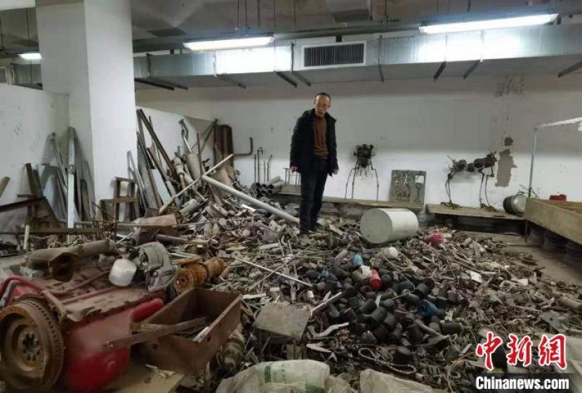 黄起才与其收集的废旧零件。