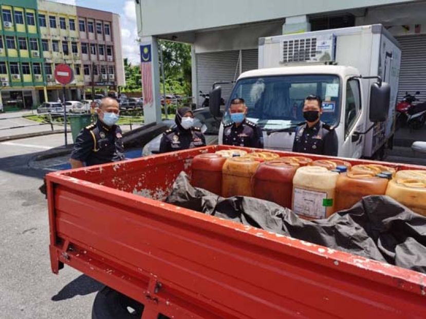 砂贸消部执法组官员检查罗厘运载33个油桶装着的逃税汽油。