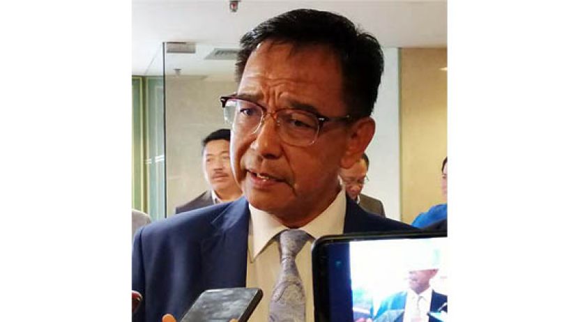 砂旅游、艺术、文化、青年与体育部长拿督阿都卡林受访时神情。