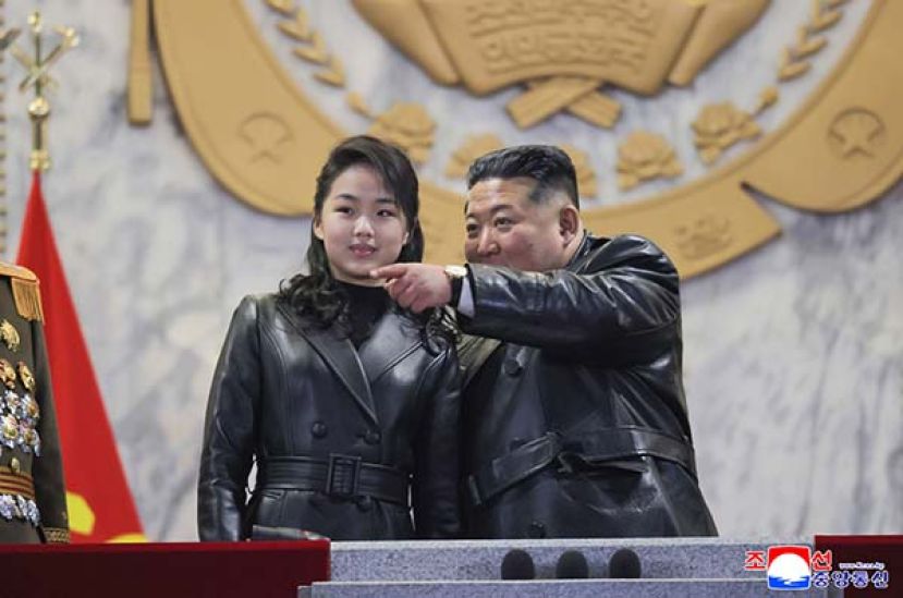 ▲朝鲜最高领导人金正恩带着女儿金主爱出席阅兵。