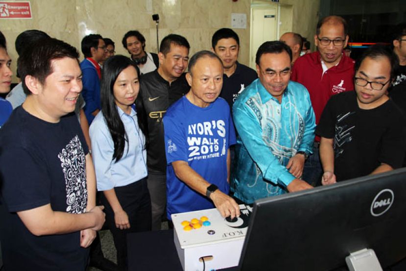 古晋南市市长曾长青（左3）为古晋节电子竞争活动主持开幕礼。左4为副市长希尔米等。  &nbsp;