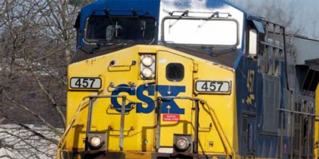 美火车脱轨致硫磺泄漏并引发火灾，附近居民被迫疏散。