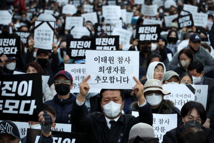 韩国首尔梨泰院踩踏事件令各界震惊不舍，群众高举烛光与标语，要求总统尹锡悦下台。