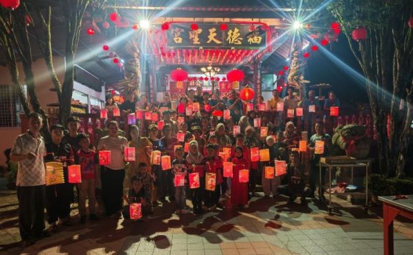 参与提灯笼庆中秋节园遊会的各族民众合影。