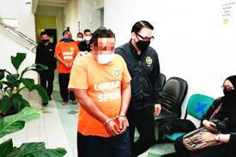 嫌犯被扣押上庭。