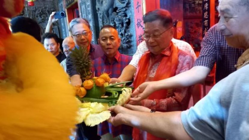 主宾拿督邓伦奇（右3起）在庆典主席甲必丹林传政、甲必丹陈贻贤等人陪同从狮团接过&ldquo;采青&rdquo;。右是庆典秘书孙守生。