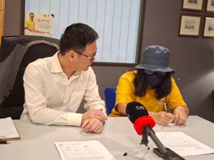 砂人联党公共投诉局主任符祥威律师（左）受害女子在新闻发布会上一摄。