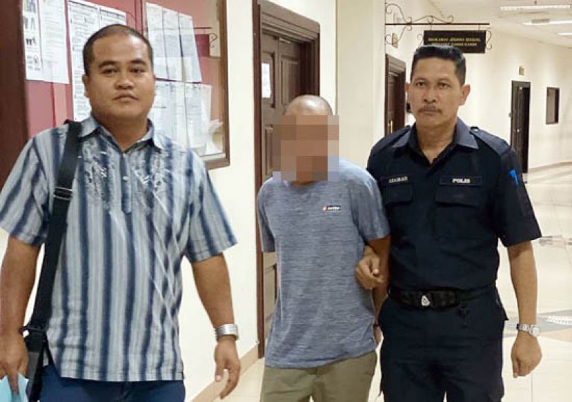 3年来多次性侵继女，被告在面对判决后被押离法庭。