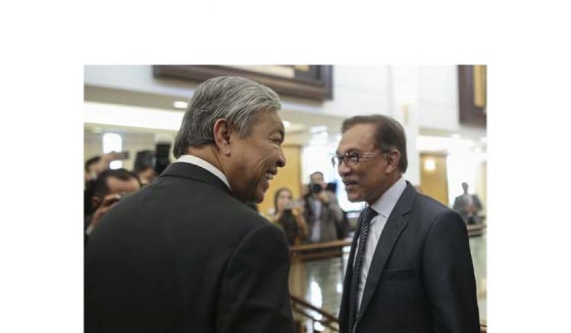 阿末扎希(左)与安华(档案图)。