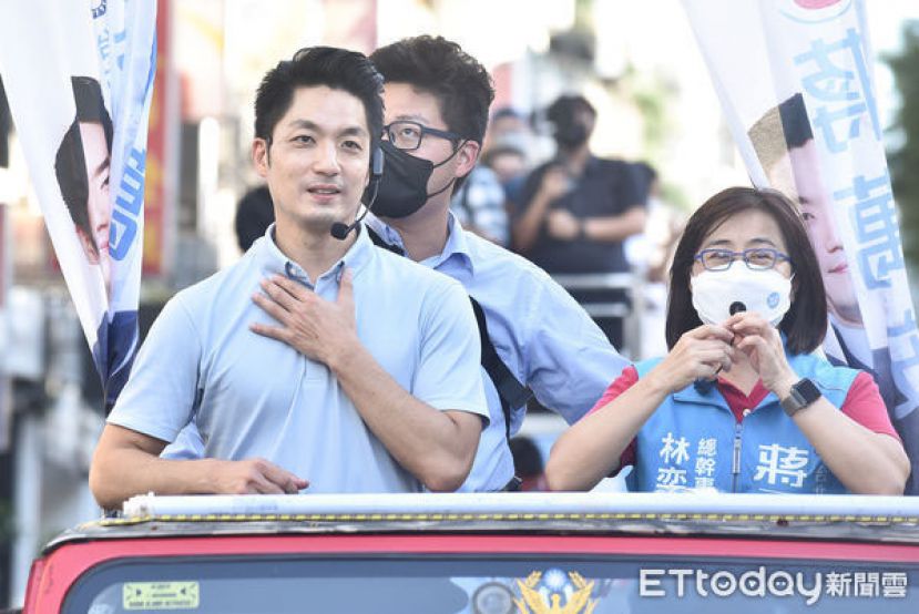 台北市长当选人蒋万安车扫谢票。
