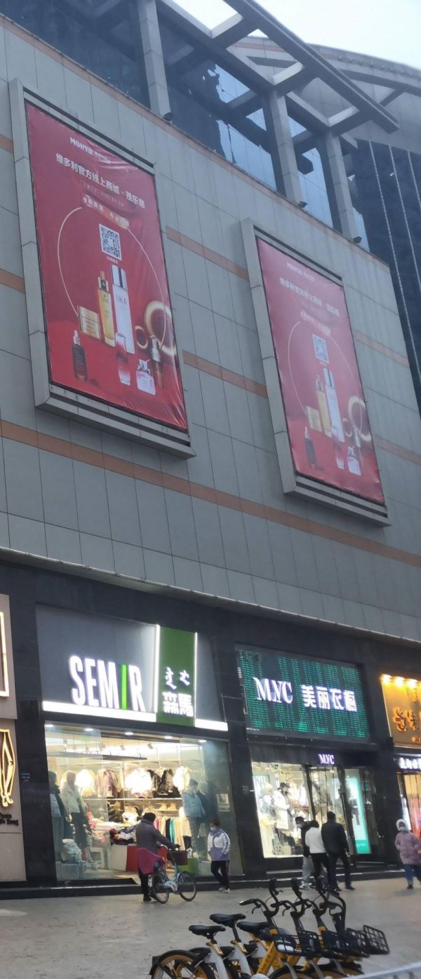  位于内蒙古首府呼和浩特市一座购物中心。