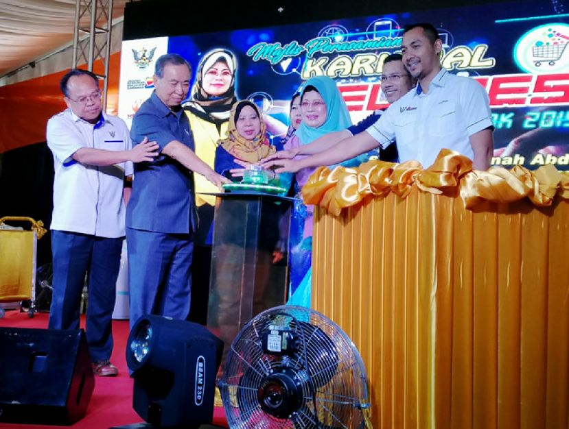 砂福利、幸福社区、妇女、家庭与儿童发展部长拿督斯里陈赛明（左四）为Wellbest嘉年华主持开幕礼。