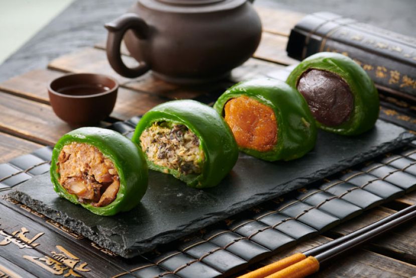 上海德兴馆今年推出传统豆沙、咸蛋黄肉松、黑松露菜肉、鲍鱼陈皮猪肉四种口味的青团。　