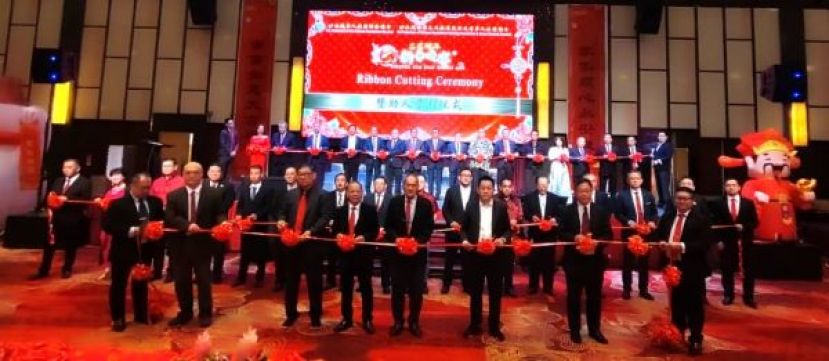 59位赞助人一同剪彩时影。