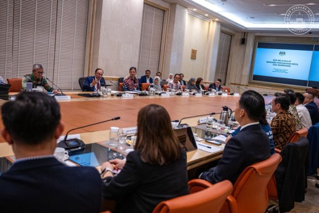 首相安华与中小微型企业交流。