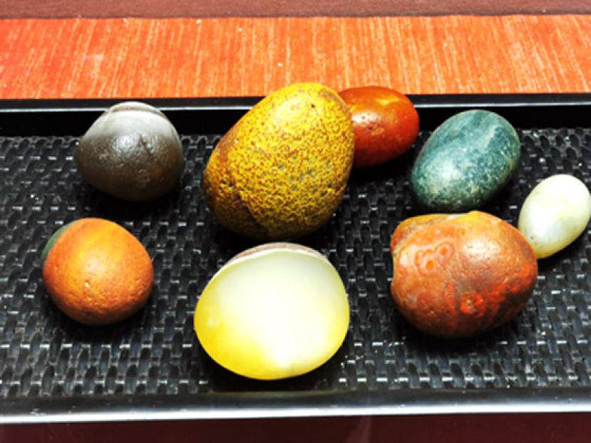 雨花石是由石英、玉髓和燧石或蛋白石混合形成的珍贵宝石，也称雨花玛瑙。