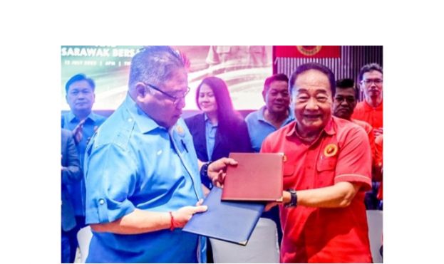 拿督斯里张庆信（左）和黄顺舸互相交换备忘录。