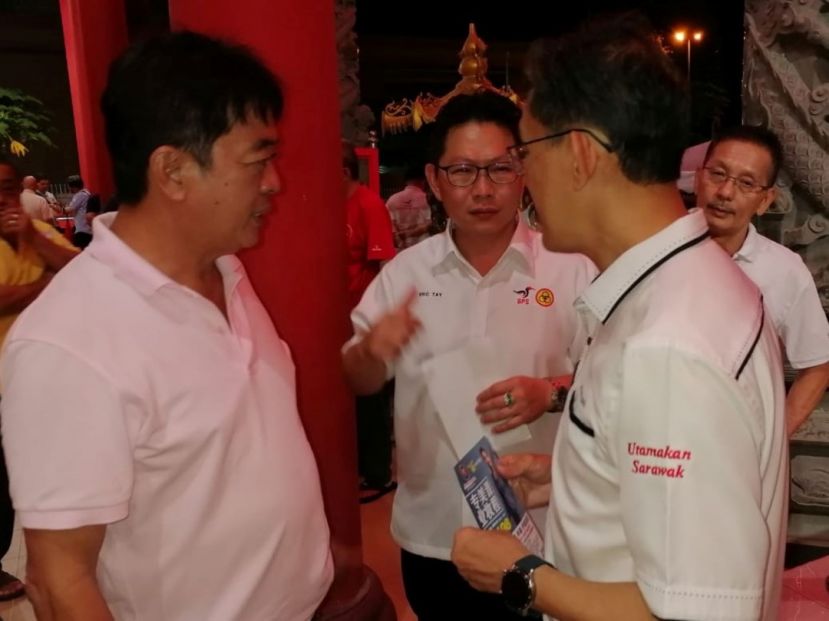 毕打拿忠福宫主席许义华（左起）向郑志国、薛华东反映家有3个残疾特殊孩子友族家庭求助情况，获得俩人关注。