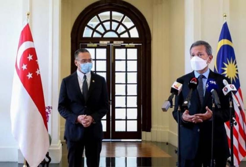 大马外长希山慕丁(左)和新加坡外长维文(右)召开联合新闻发布会。