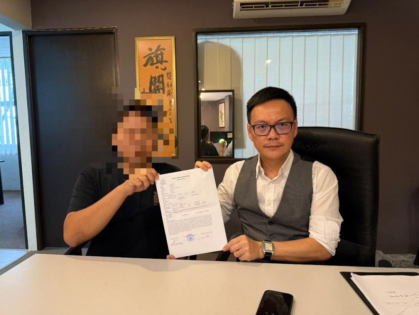 砂人联党公共投诉局主任符祥威（右）与27岁年轻商人（左）。