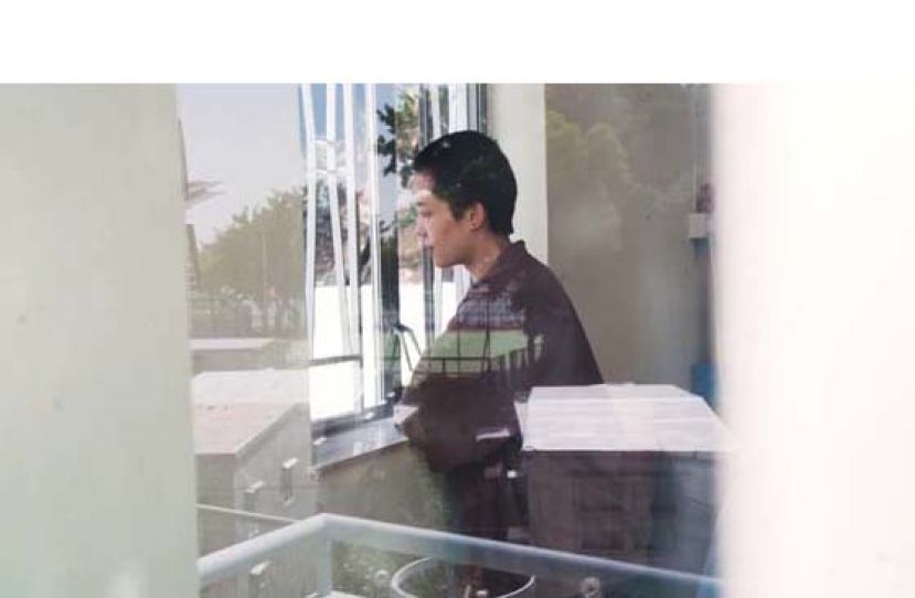 嘉欣的家中有很多窗，可以看到海。