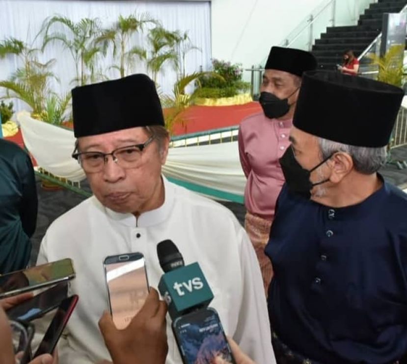 砂总理拿督巴丁宜丹斯里阿邦佐哈里向媒体发表谈话时摄。