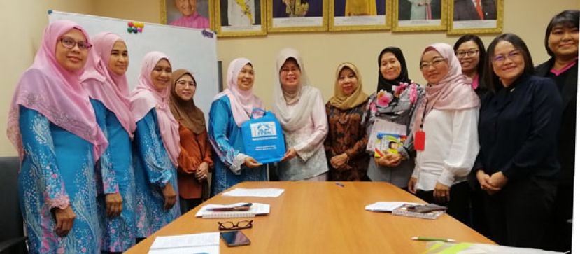 马来西亚注册保姆协会主席阿妮莎（左五）赠送纪念品予拿督斯里陈赛明（左六）时摄。