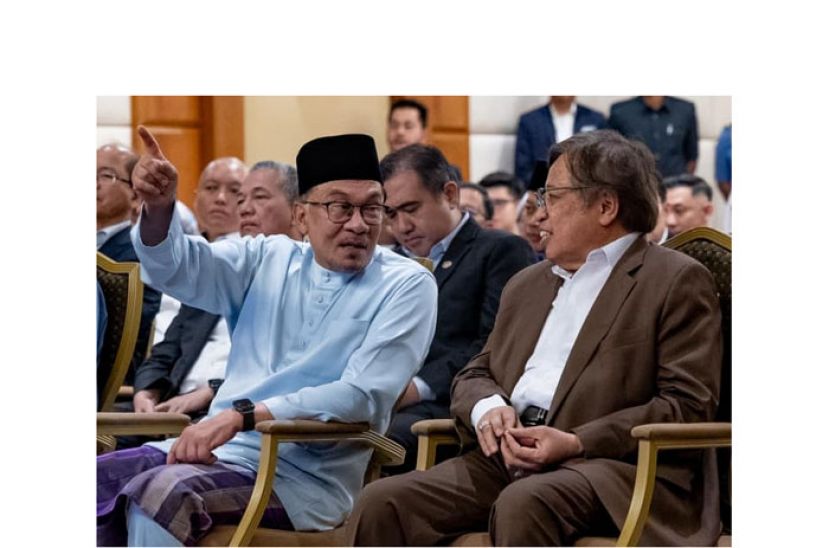 首相安华(左)与阿邦佐哈里互相寒暄。