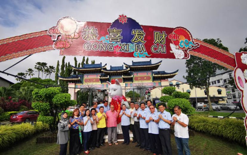 古晋地标大白猫换上红彤彤的新装。