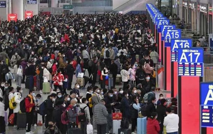 中国春运周二启动，大批民众将返乡过年，中国疫情进入&ldquo;农村保卫战&rdquo;。图为旅客周二在深圳北站候车。