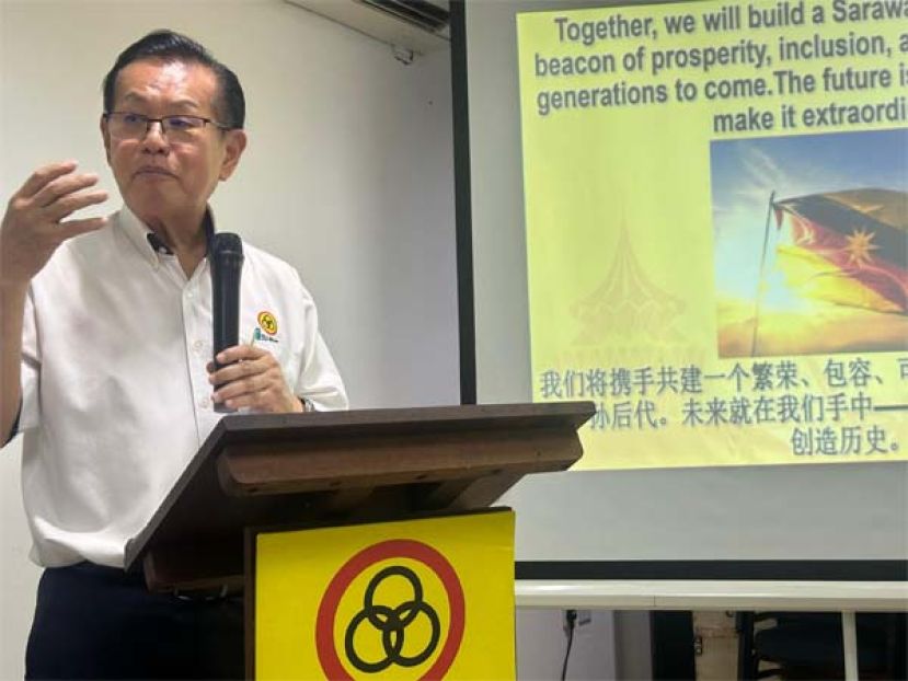 砂拉越人民联合党青年团总团名誉顾问拿督斯里李景胜在致词时摄。
