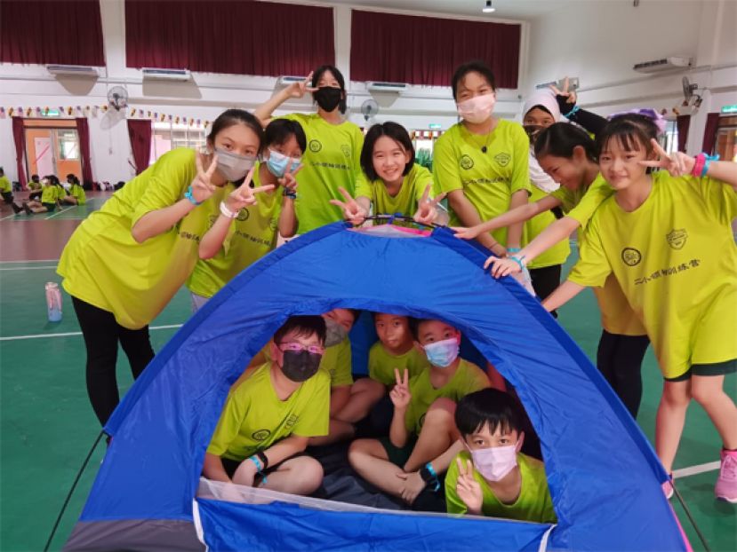 学生体验露营生活。