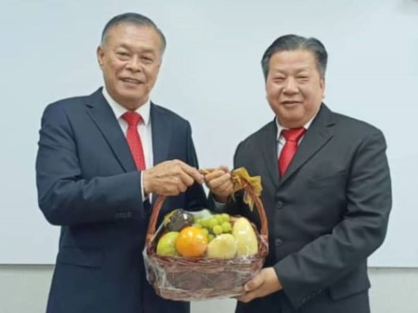 亚洲中医技职学院名誉院长许为隆（左）从院长江宗兴手中接过水果礼蓝。