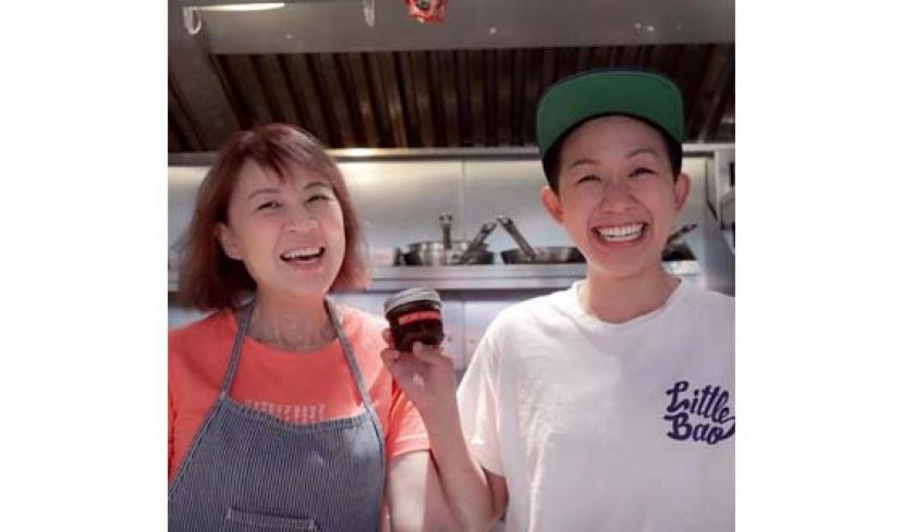May妈有时候会配合女儿一起出镜受访，她俩一起出现时的笑声足以震破天花板。