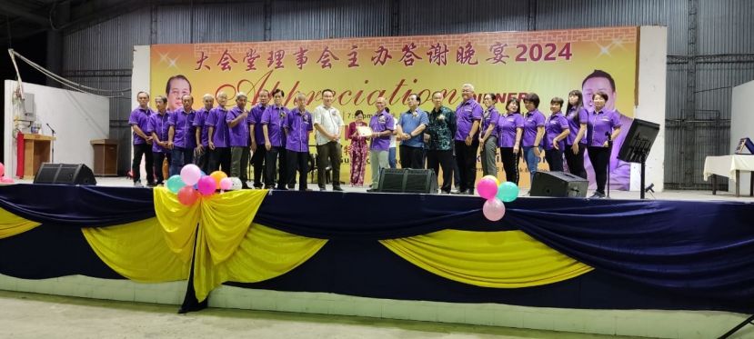 拿督耶里苏修（右九）、拿督威利莫因（左十）与十七哩新生村社区领袖向前线人员办答谢晚宴。