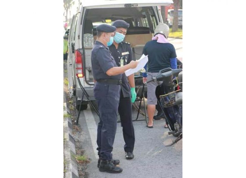 警方设路障检查车辆。