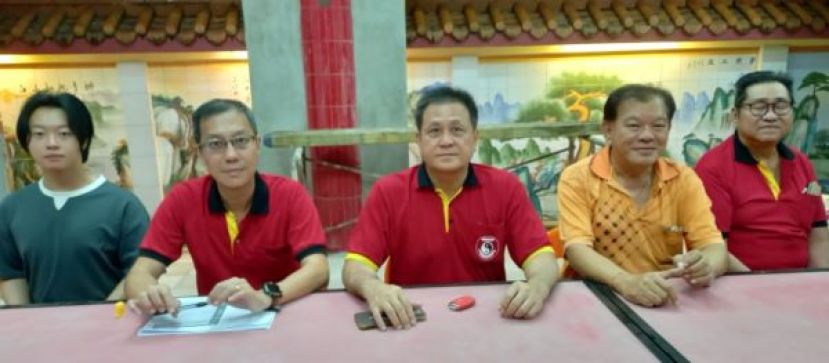 方文祥太平局绅（中）与砂中医研究者陈中兴（右2）陈铭志中医学士（左）等人庆&ldquo;世界传统医药日&rdquo;交流。左2是陈皓洋及陈瑞海（右）。