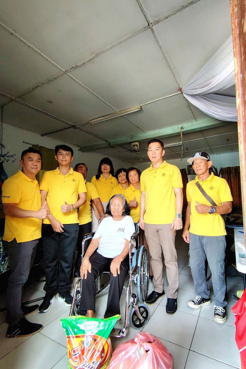 人联党石隆门支部走访甘榜，关怀行动不便长者